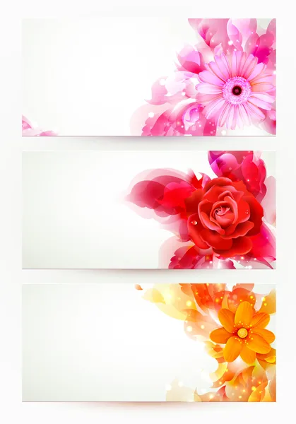 Üç afiş, çiçek ve sanatsal lekesi ile soyut üstbilgi kümesi — Stok Vektör