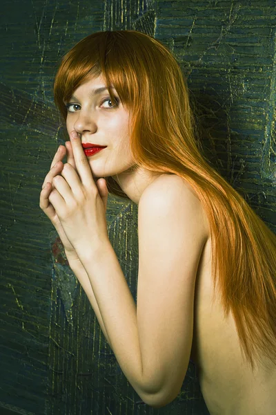 Retrato de bela mulher sensual com penteado elegante — Fotografia de Stock