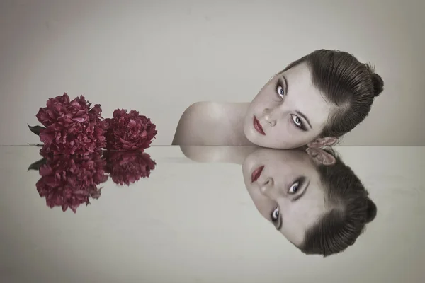 Mädchen mit roter Blume neben dem Spiegel — Stockfoto
