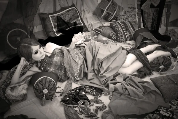 침대에서 여자 — 스톡 사진