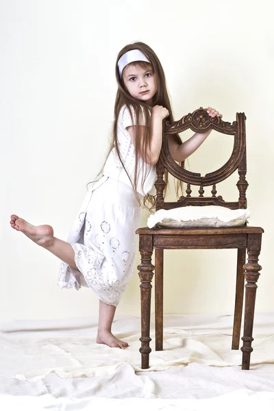 Menina bonita em um vestido branco — Fotografia de Stock