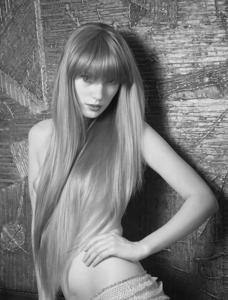 Mulher bonita com cabelo longo saudável — Fotografia de Stock
