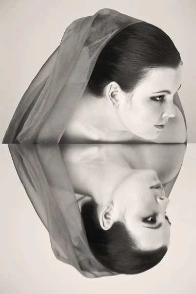Uma menina com um cobertor no espelho — Fotografia de Stock