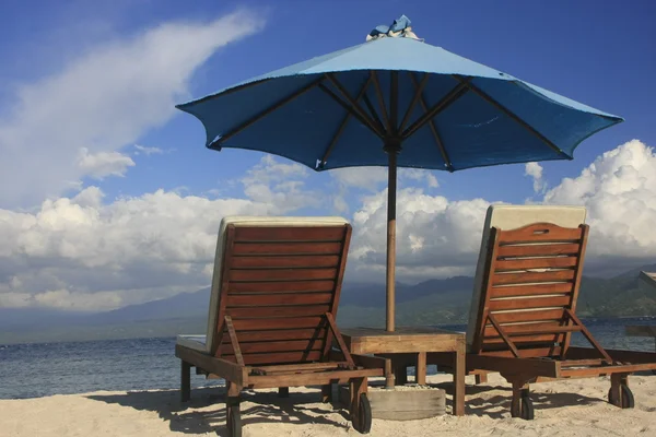 Güneş şezlong ve şemsiye plajda — Stok fotoğraf