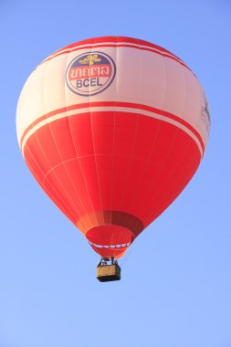 Mavi gökyüzünde sıcak hava balonu