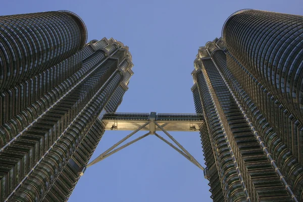 ペトロナス ツイン タワーとスカイ ブリッジ、クアラルンプール、マレーシア — ストック写真