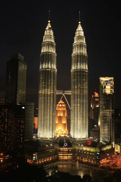 Petronas Twin Towers à noite, Kuala Lumpur, Malásia — Fotografia de Stock