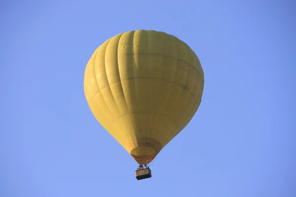 Heißluftballon am blauen Himmel — Stockfoto