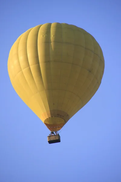 Αερόστατο στο γαλάζιο του ουρανού — Φωτογραφία Αρχείου