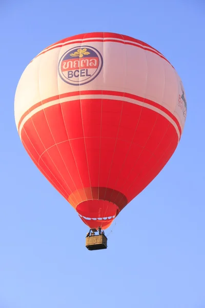 Αερόστατο θερμού αέρα σε γαλάζιο ουρανό — Φωτογραφία Αρχείου