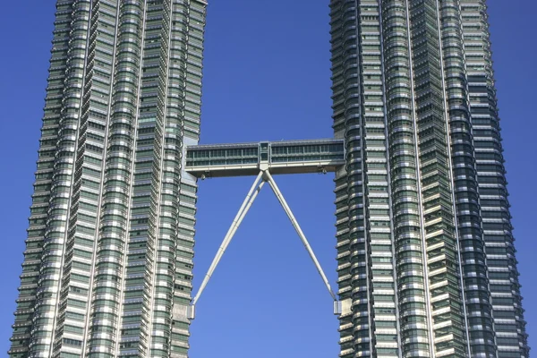 ペトロナス ツイン タワーとスカイ ブリッジ、クアラルンプール、マレーシア — ストック写真