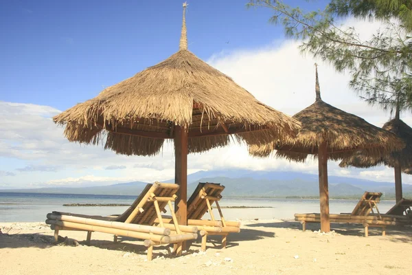 Chaises longues et parasols sur une plage — Photo