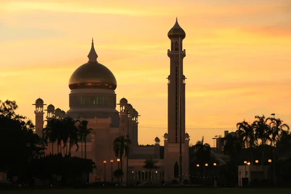 Silhouet van sultan omar ali saifudding moskee bij zonsondergang, bandar seri begawan, brunei, Zuidoost-Azië — Stockfoto