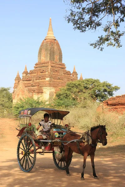 Koń wózek dla turystów, bagan archeologicznego, Mandalaj, myanmar, Azji południowo-wschodniej — Zdjęcie stockowe