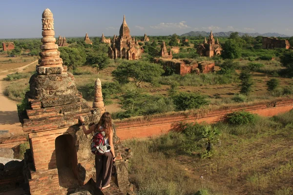 Woman admiring view of Bagan temples, Bagan Archaeological Zone, Mandalay region, Myanmar, Southeast Asia — Stock Photo, Image