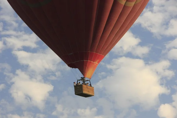 Balon na ogrzane powietrze na błękitnym niebie — Zdjęcie stockowe