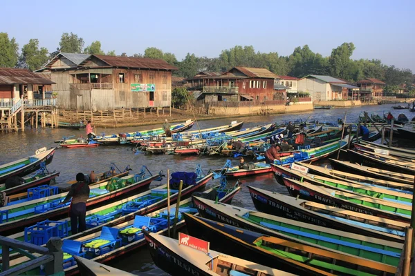 Turistler, nyaung shwe, Inle Gölü, shan devlet, myanmar, Güneydoğu Asya için bekleyen teknelerin — Stok fotoğraf