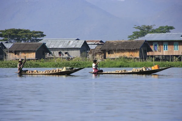 Łodzi przewożących towary, inle lake, shan Państwa, myanmar, Azji południowo-wschodniej — Zdjęcie stockowe