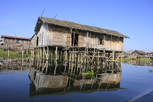 伝統的な木造の高床式の家、インレー湖、シャン州、ミャンマー、東南アジア — ストック写真