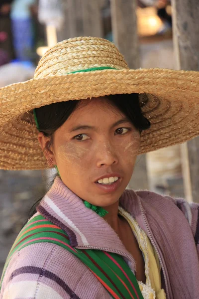 在草帽、 茵莱湖、 掸邦、 缅甸、 东南亚的缅甸女人肖像 — 图库照片