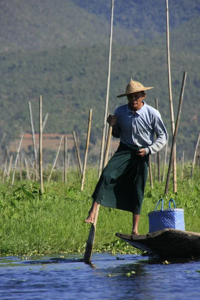 Łódź wiosłowa Birmański człowiek z jedną nogą, inle lake, shan Państwa, myanmar, Azji południowo-wschodniej — Zdjęcie stockowe