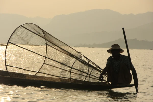 日没、シャン州、ミャンマー、東南アジアでインレー湖の漁師 — ストック写真