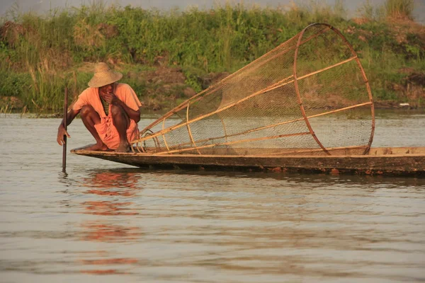 インレー湖の漁師、シャン州、ミャンマー、東南アジア — ストック写真