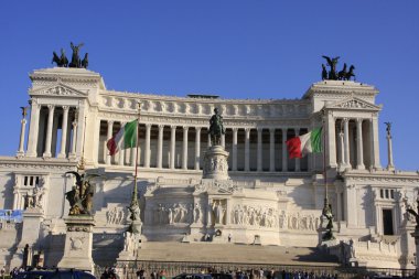 momument victor emanuelle II mavi gökyüzü ve İtalyan bayrakları, Roma, İtalya