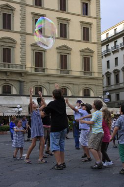 büyük balon, Floransa, İtalya takip çocuklar