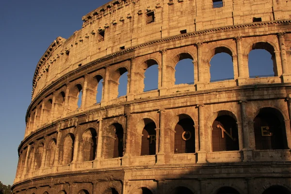 Koloseum Řím s modrou oblohu, Itálie — Stock fotografie