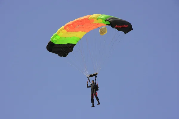 Fallschirmspringer vor blauem Himmel — Stockfoto