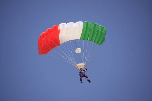 Skydiver uitgesproken tegen blauwe hemel — Stockfoto