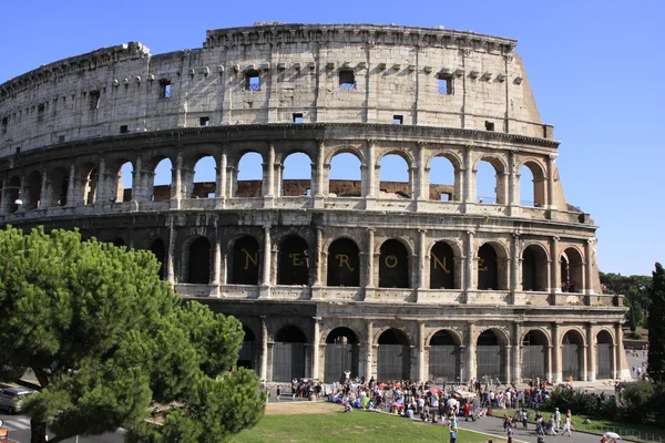 Colosseo di Roma con cielo blu, Italia — Foto Stock