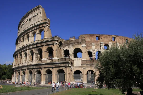 Colosseum i Rom med blå himmel, Italien — Stockfoto