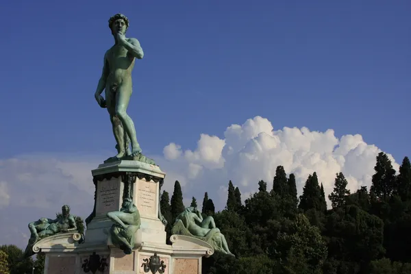 Socha Davida Michelangelo s modrou oblohu, Florencie, Itálie — Stock fotografie