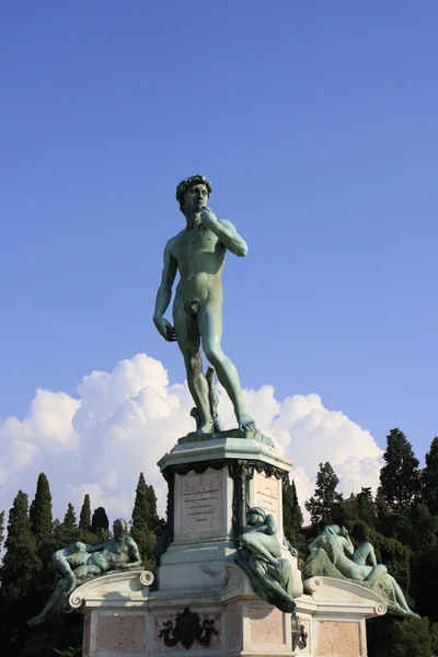 Estatua de David de Miguel Ángel con cielo azul, Florencia, Italia — Foto de Stock