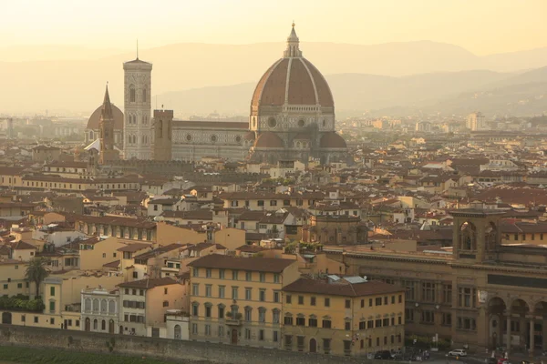 Небо Флоренции с видом на собор Дуомо, Италия — стоковое фото