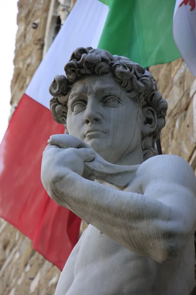 Detail der Statue von David mit italienischer Flagge, von Michelangelo, Florenz, Italien — Stockfoto