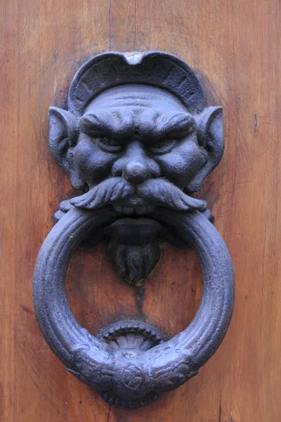 Doorknocker 细节，佛罗伦萨，意大利 — 图库照片