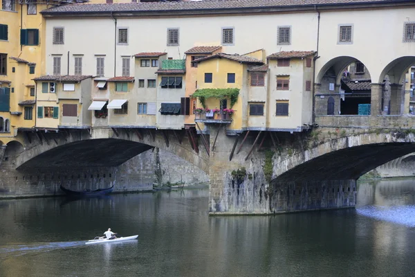 Мост Понте Веккьо с каякером, Флоренция, Италия — стоковое фото