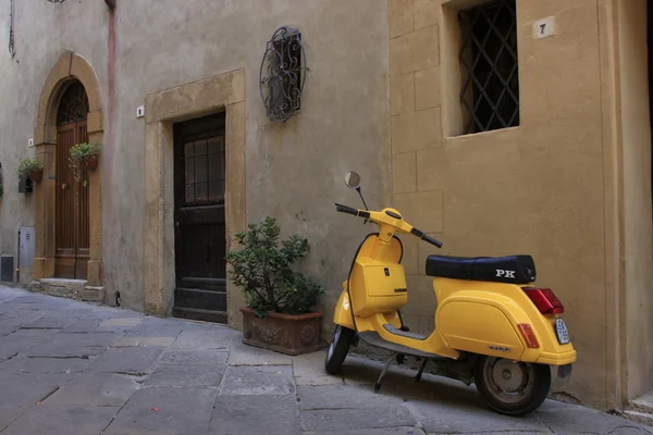 Scooter jaune dans une ancienne ruelle, Toscane, Italie — Photo