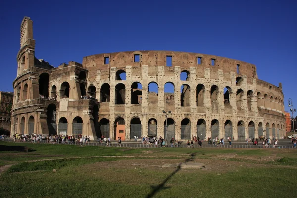 Coliseo de Roma con cielo azul, Italia —  Fotos de Stock