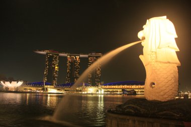 Merlion heykeli ve manzarası, gece, Singapur