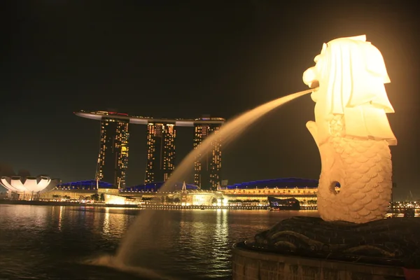 Pomnik Merlion i skyline w nocy, Singapur — Zdjęcie stockowe