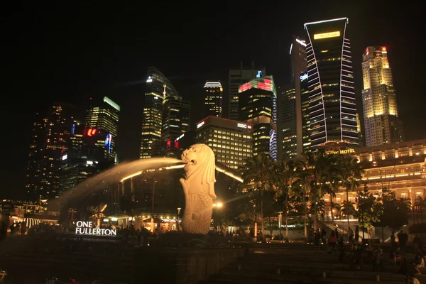Statue Merlion et skyline la nuit, Singapour — Photo