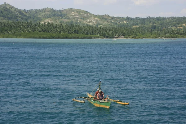 Bateau à balancier dans une mer, philippines — Photo