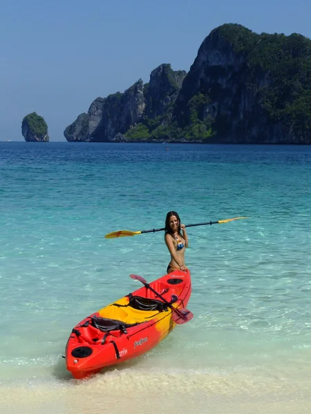 Mujer joven en bikini con kayak, Phi Phi Don isla, Tailandia — Foto de Stock