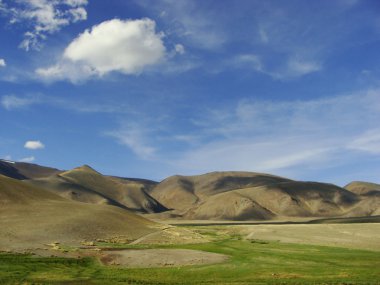 Mavi gökyüzü ile geniş açık peyzaj