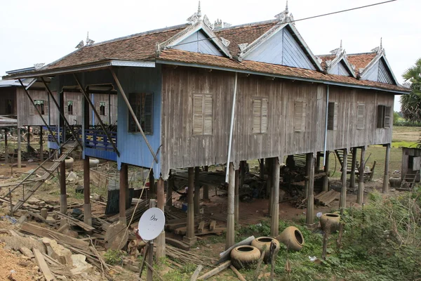 Stilt case in un piccolo villaggio, Cambogia — Foto Stock