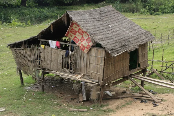 Stylta hus i en liten by, Kambodja — Stockfoto